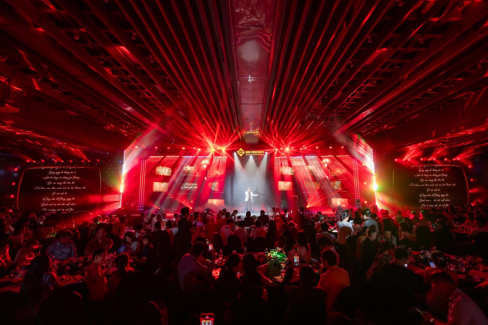 Sắc màu Cora Tower được tái hiện sống động qua các màn trình diễn nghệ thuật