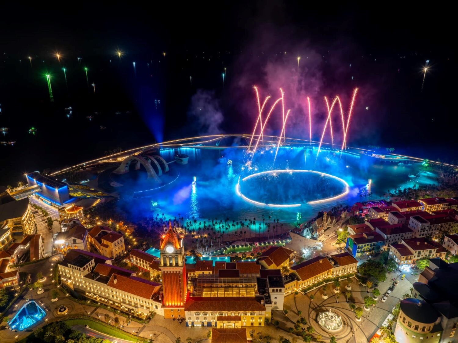 Symphony of the Sea returns, making Phu Quoc the only island with two fireworks shows every night.